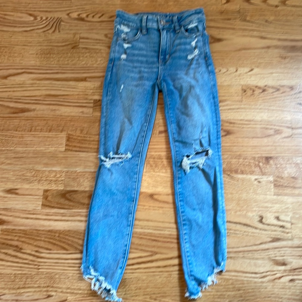 Stretch Denim distressed.